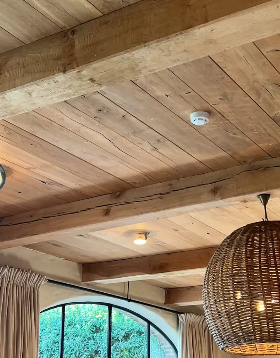Rookmelder voor branddetectie op een houten plafond